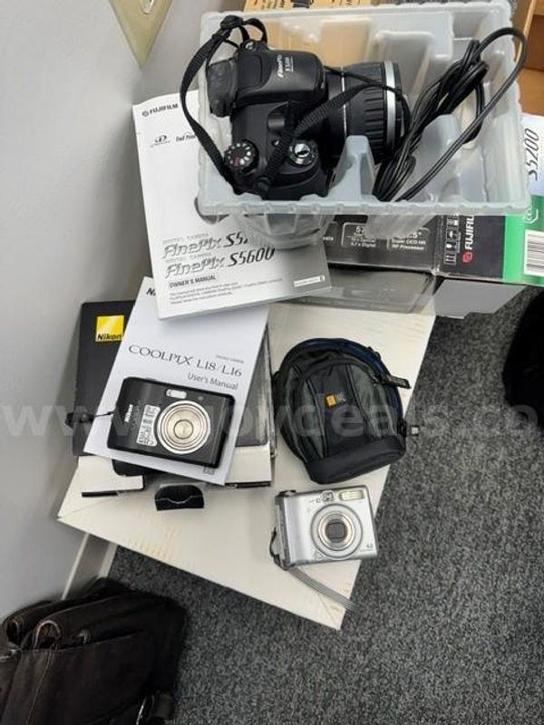 1 Lot 3 Digital Camera's Slightly Used