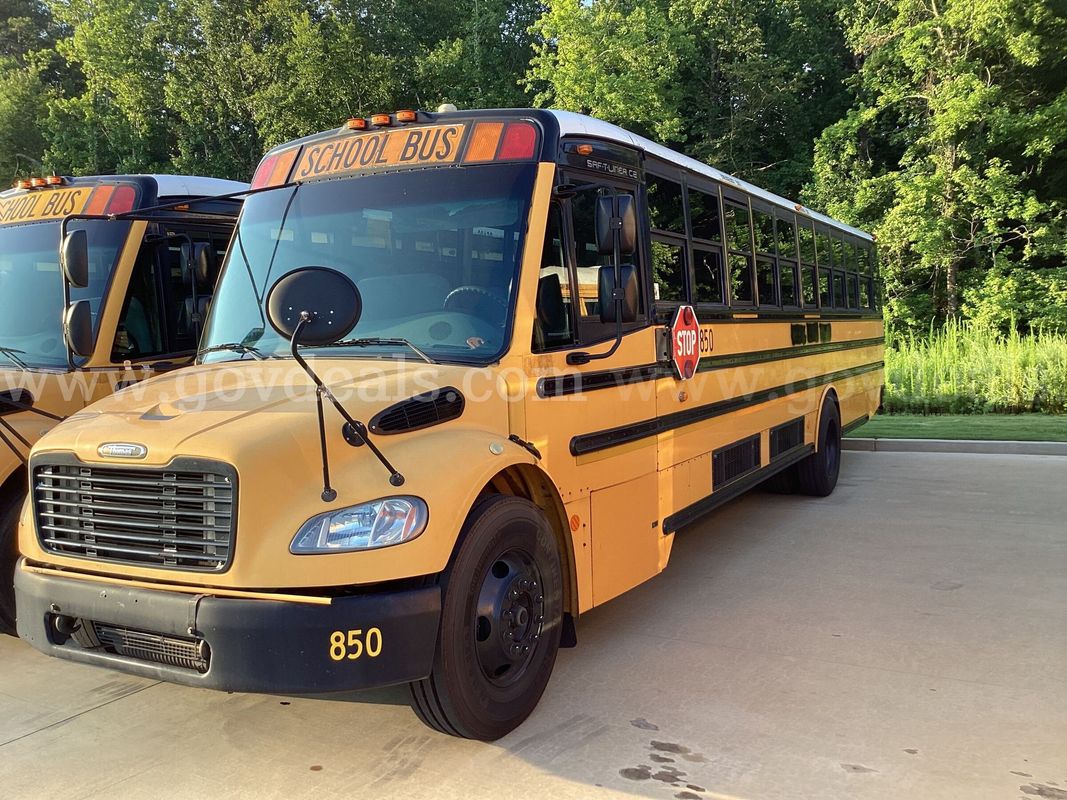2008 Freightliner B2 Bus Chassis (DC #850)