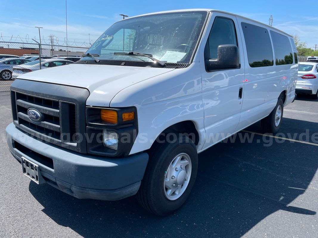 2014 Ford Econoline E-350 XL Passenger Van, 5.4L V8 **LOW MILES!!