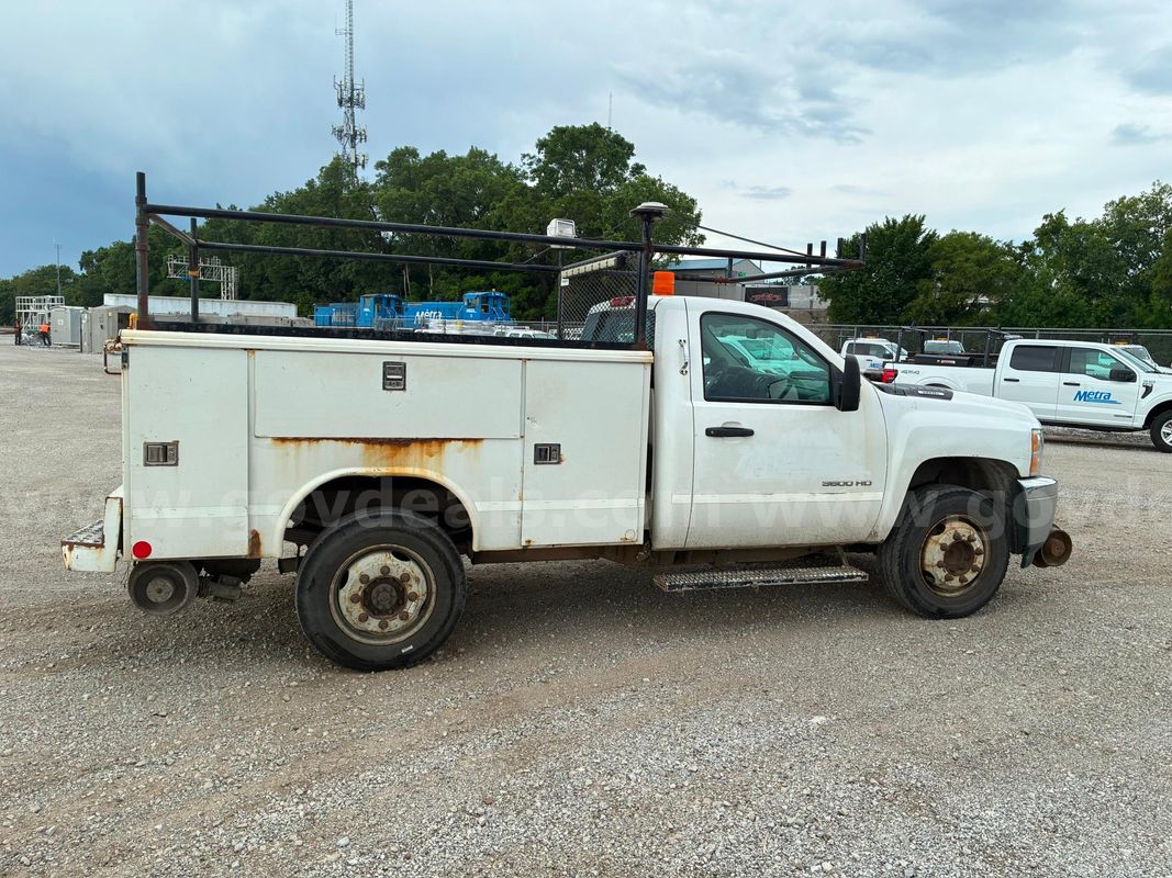 Unit 13604 - 2013 Chevy reg cab 6.0L V8, tires LT245/70R19.5 tires, rail gear, ladder rack
