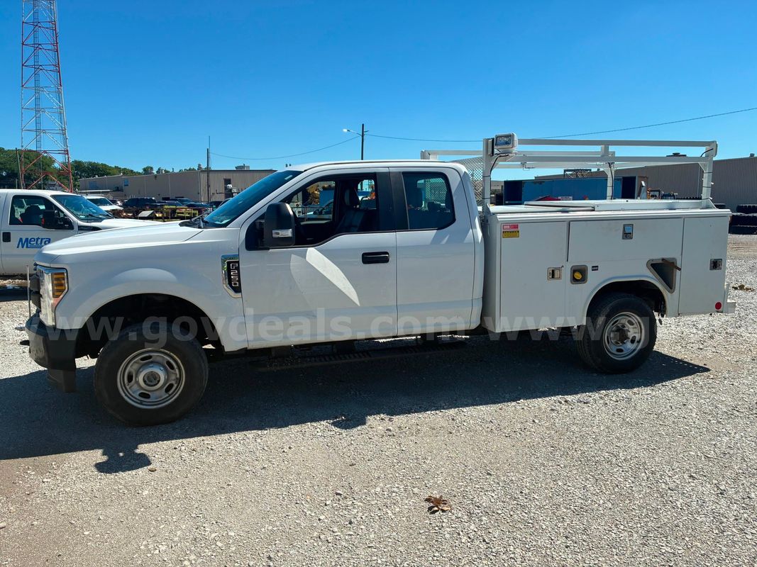Unit 18410 - 2018 Ford F250, 2WD, Ext cab 6.2L V8, tires LT245/75R17 tires, Service body