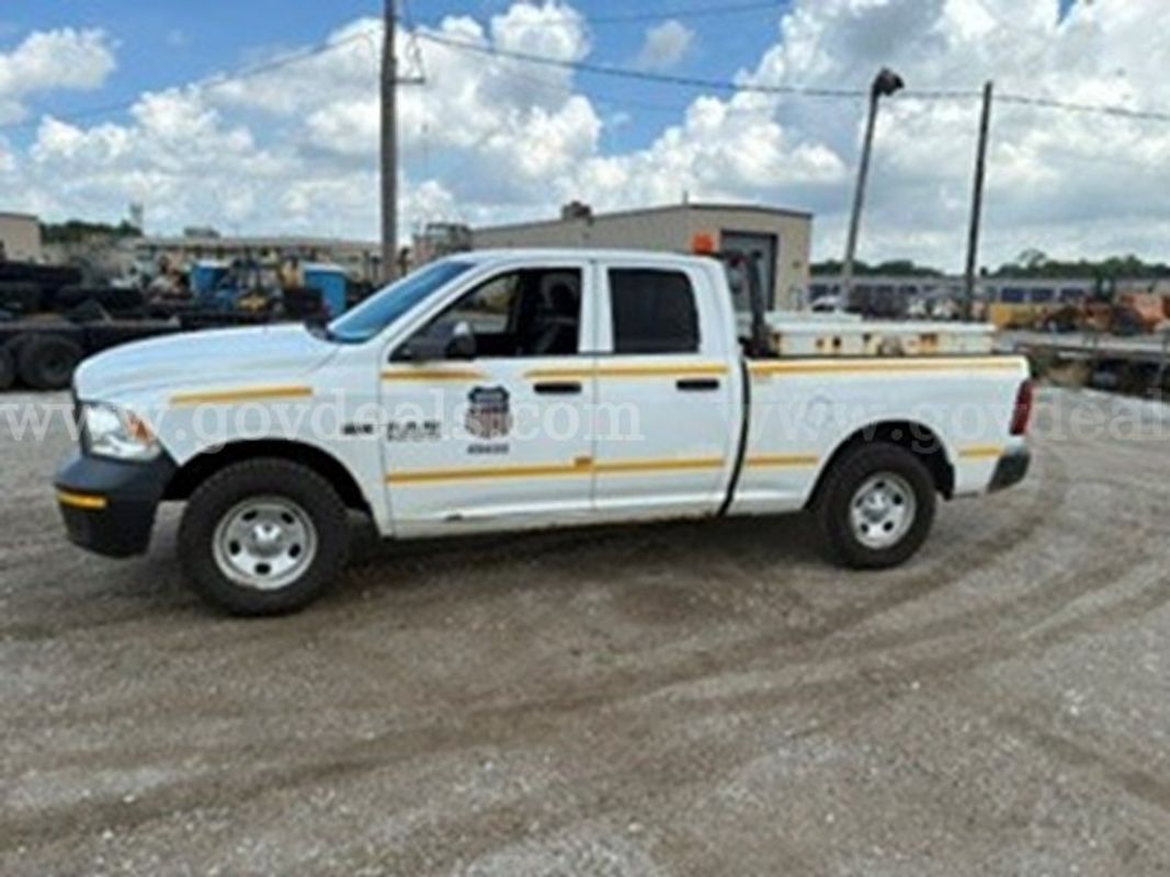 Unit 14411- 2014 Dodge 1500 4x4, Crew cab 5.7L gas, tires 265/70R17 tires, pick up w/side boxes