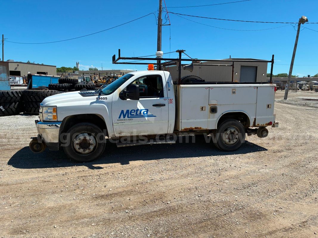 Unit 13605 - 2013 Chevy reg cab 6.0L V8, tires LT245/70R19.5 tires, rail gear, ladder rack