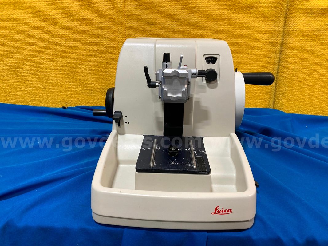(1) Leica RM2235 Manual Rotary Microtome [IU023015]