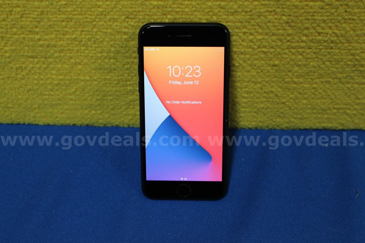 (1) Apple iPhone SE 2nd Generation 4.7"