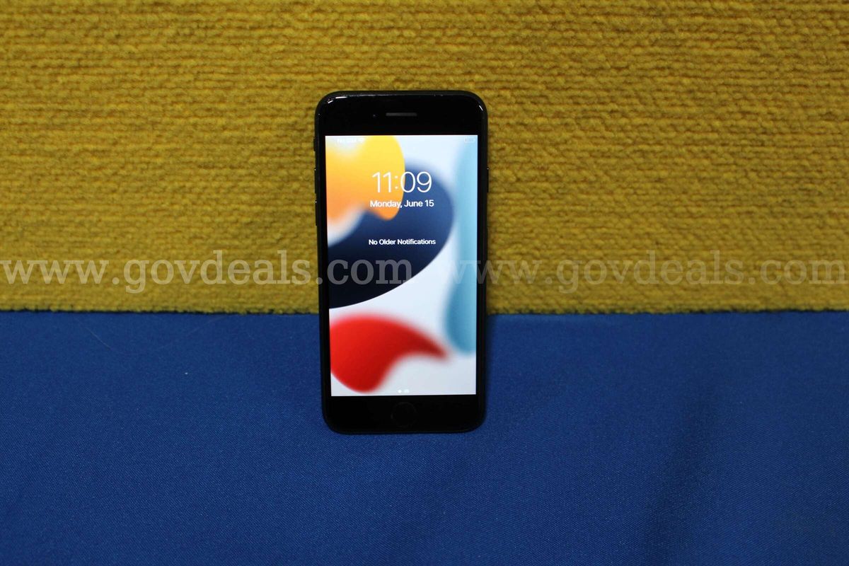 (1) Apple iPhone SE 2nd Generation 4.7"