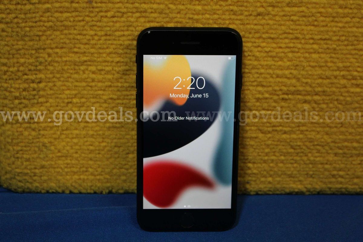 (1) Apple iPhone SE 2nd Generation 4.7"