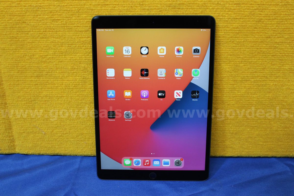 (1) Apple iPad Air (3rd Generation) 10.5"