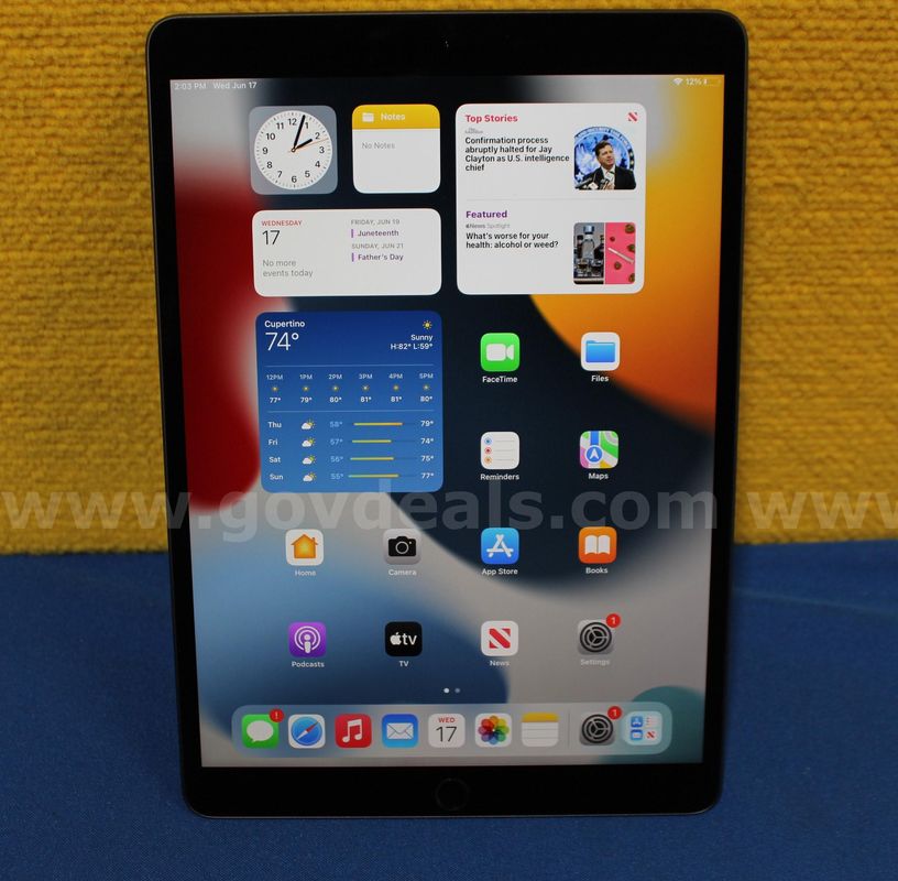 (1) Apple iPad Air (3rd Generation) 10.5"