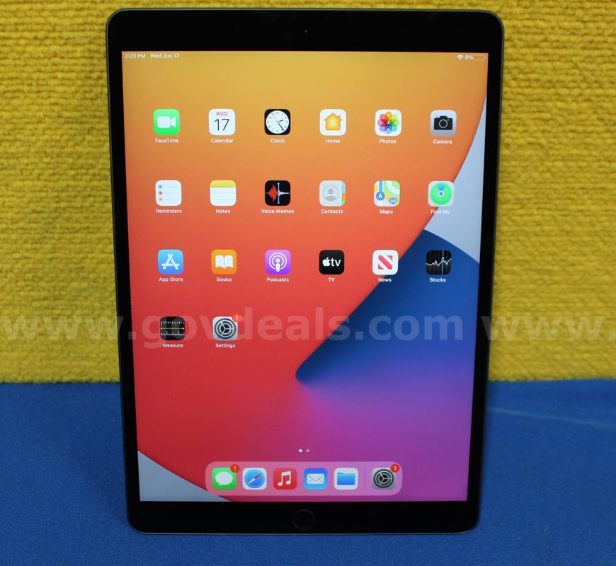 (1) Apple iPad Air (3rd Generation) 10.5"