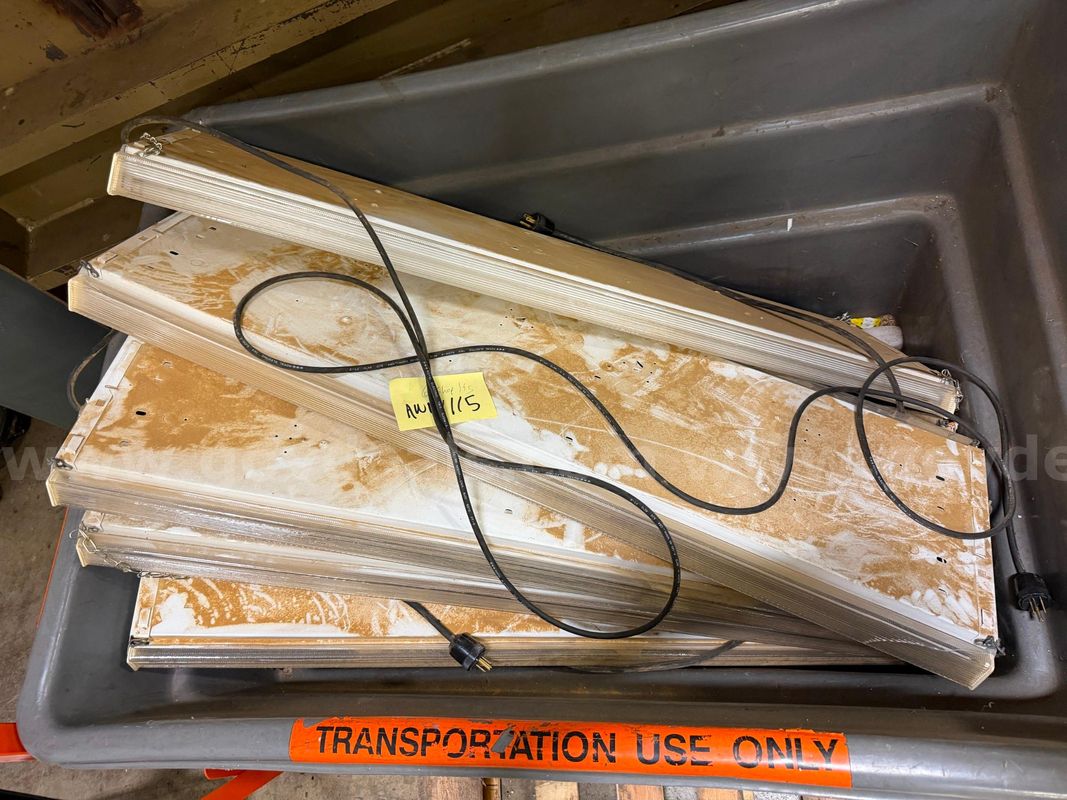 Six (6) shop lights, terrible shape, dirty