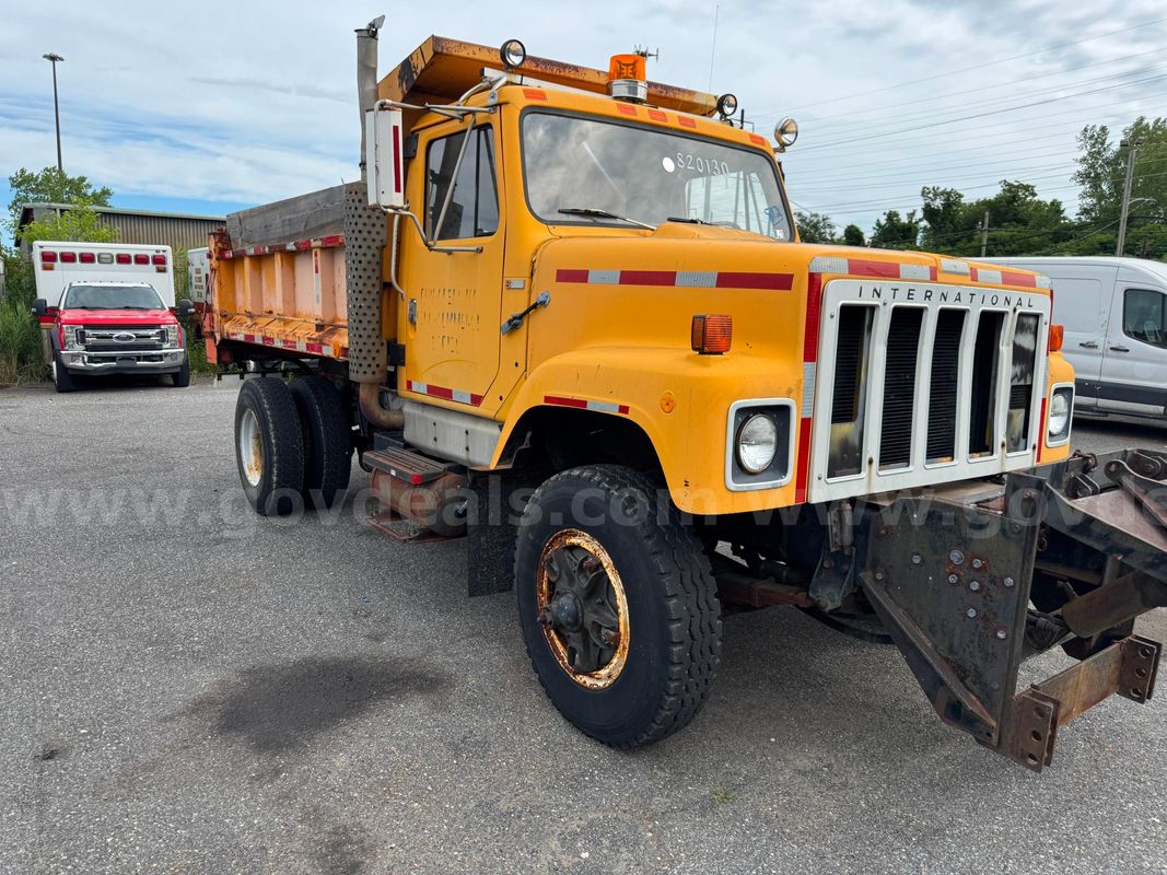 1983 International 2574 5YD Dump LOT812 - 820130 - R