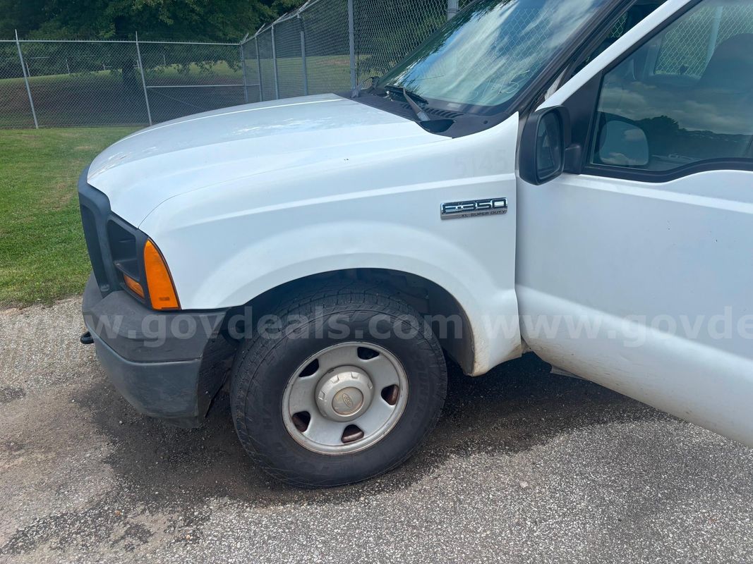 2006 Ford F-350 SD XL SuperCab 2WD