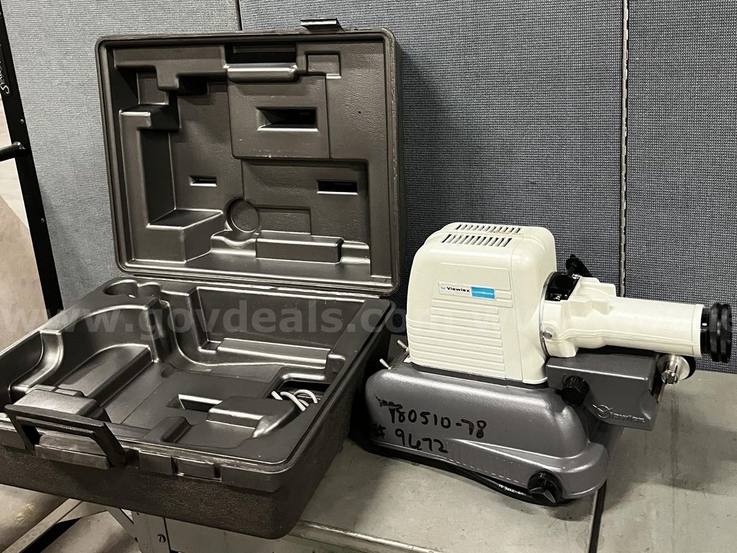 **** VINTAGE VIEWLEX LUMEN-MASTER 35 mm FILMSTRIP/SLIDE PROJECTOR WITH CASE **** (I)
