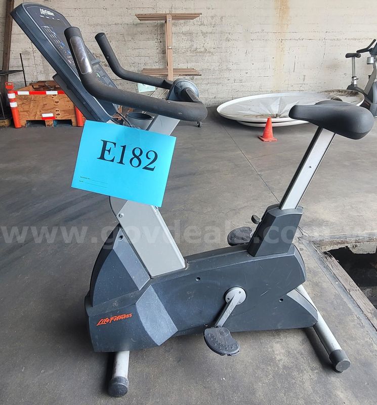 **** Life-Fitness Upright Exercise Bike **** (I)