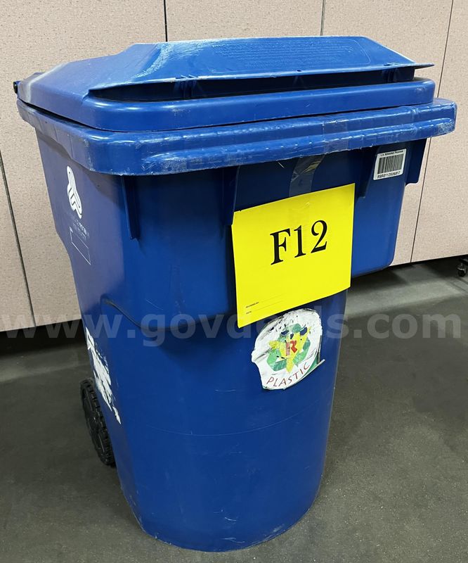 **** BLUE PLASTIC RECYCLING CONTAINER WITH WHEELS **** (I)