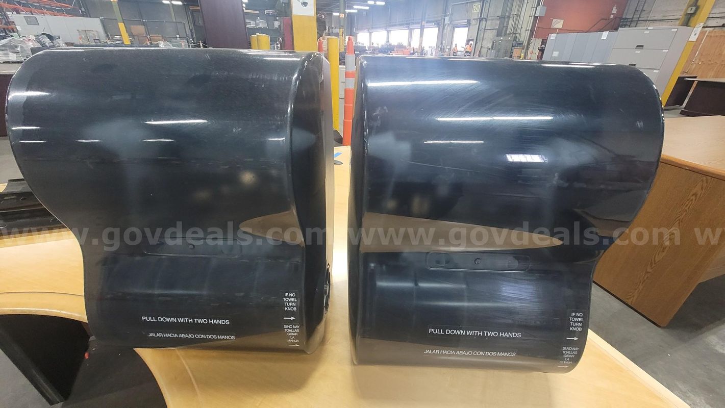**** 2 UNITS PAPER TOWEL DISPENSER **** (I)