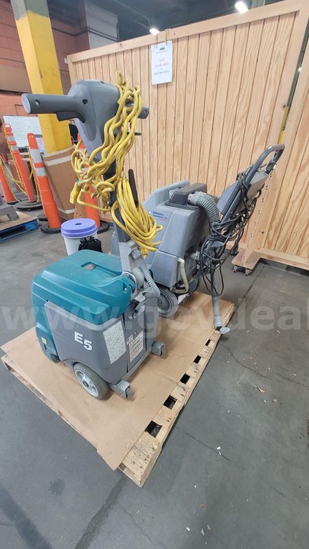 **** ASSORTED JANITORIAL VACUUM MACHINE **** (I)
