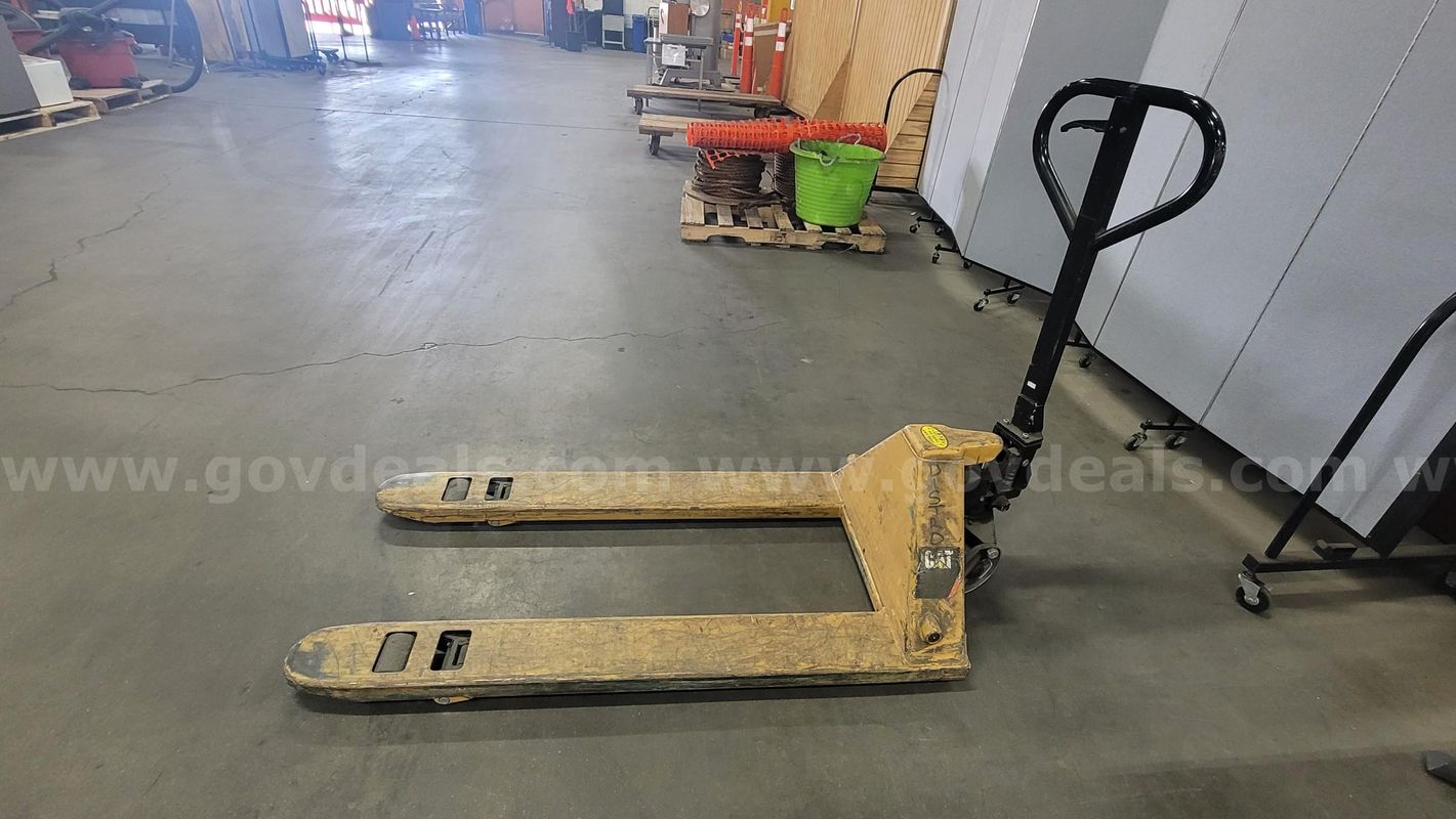 **** CAT MANUAL PALLET JACK **** (I)