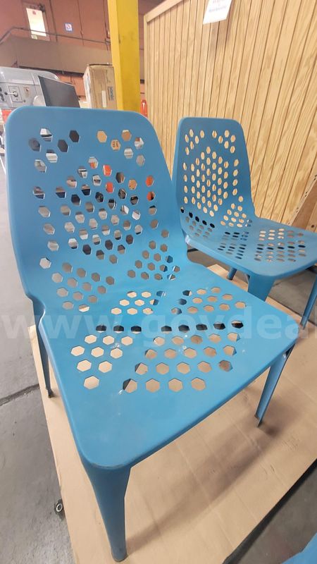 **** METAL OUTDOOR CHAIR X3 UNITS **** (I)