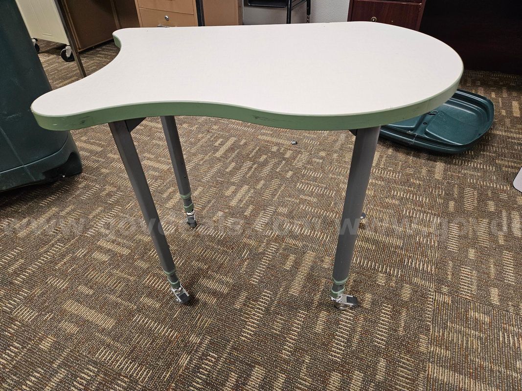 Flexible Student Desk / Collaborative Classroom Table on Casters