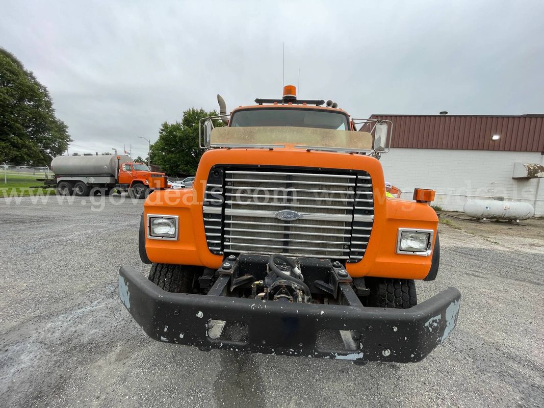 Ford L9000 Distributor Truck