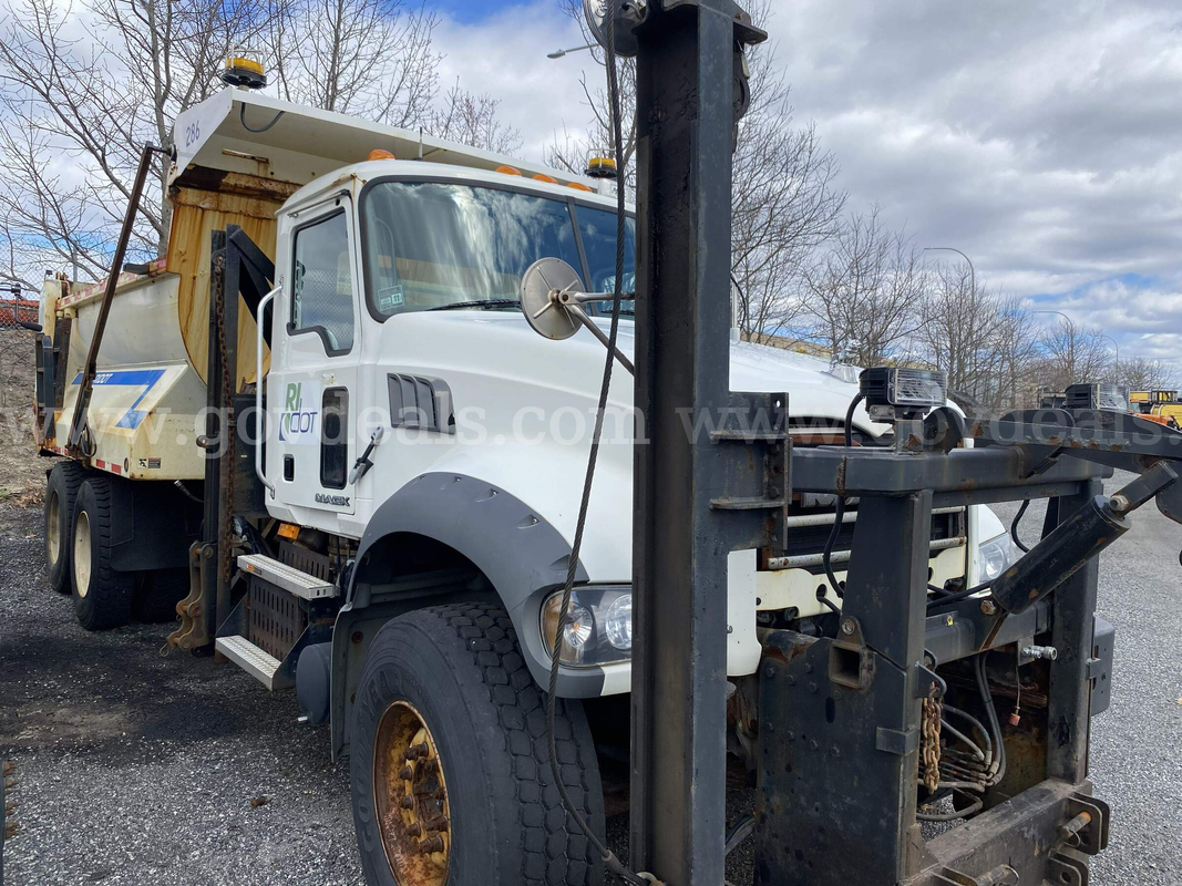 2010 Mack GU713