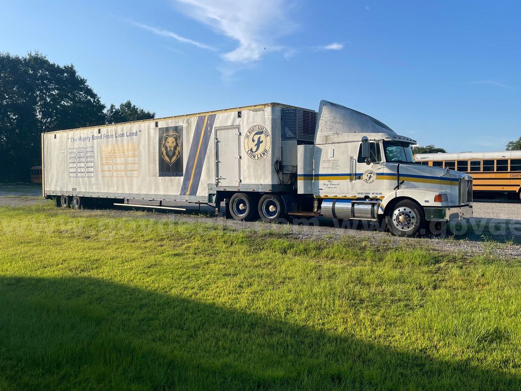 Volvo tractor with Great Dane trailer