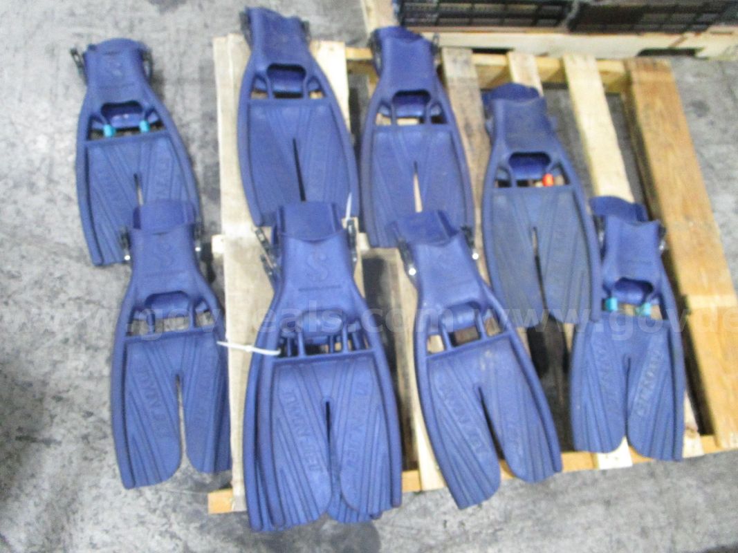 9 Scuba Fins (E)