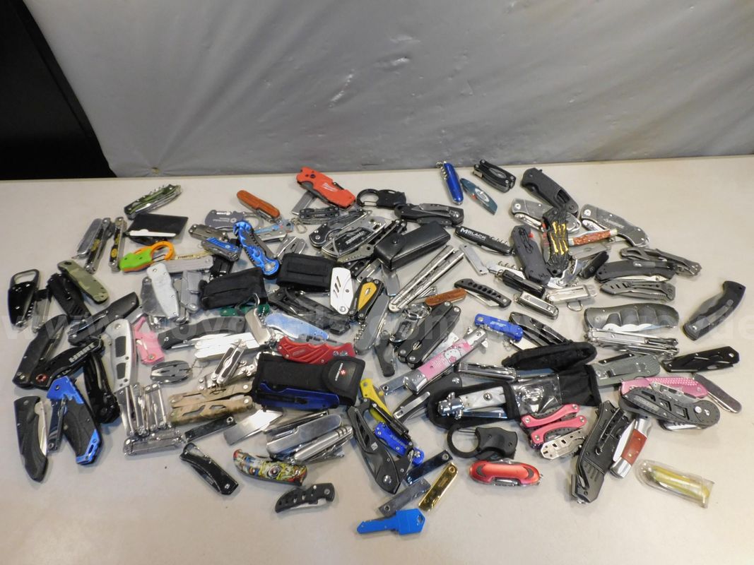 23 lbs Knives & Multi-tools (FS)