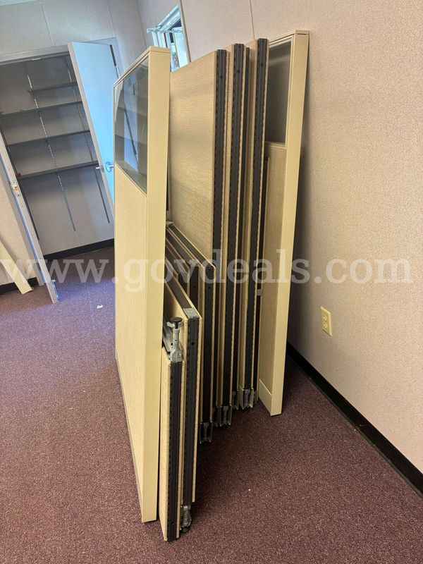 Lot of 4 cubicles in very good condition. Can be arranged to your desire.