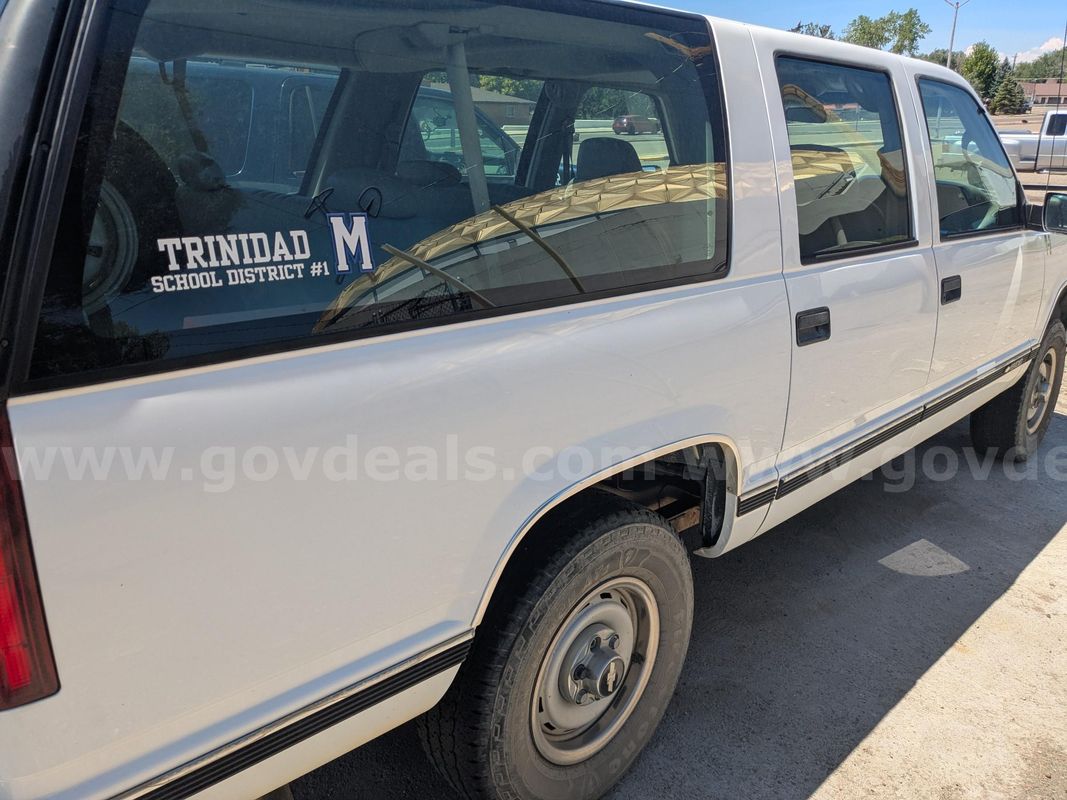 1999 Chevrolet Suburban Sport Utility 4-Door – 5.7L V8