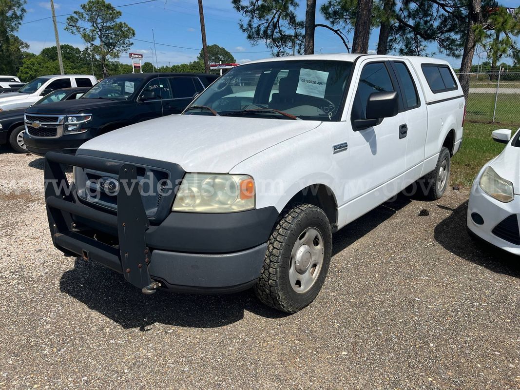 2005 Ford F-150 XL 4WD Truck