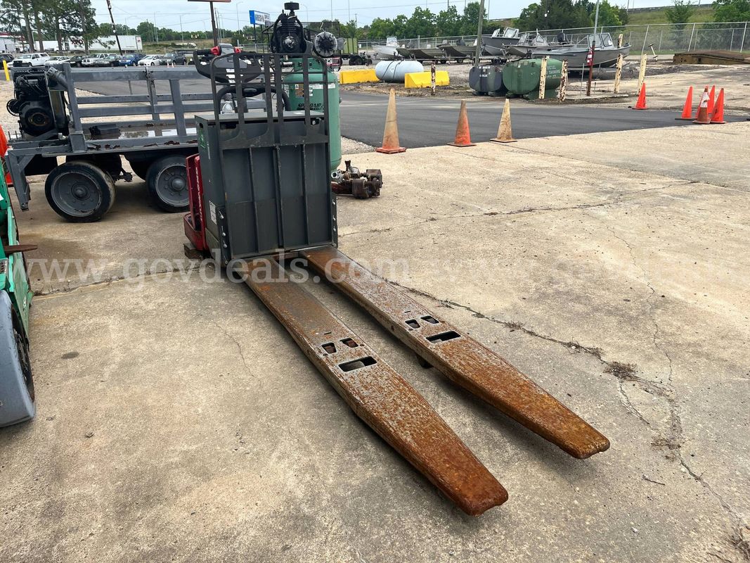 Raymond 8410 Walkie Rider Electric Lift