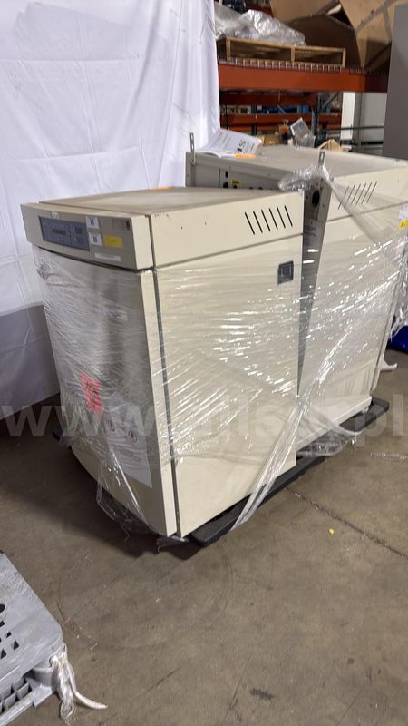 2pcs Thermo Forma 3851 CO2 Water Jacketed Incubators