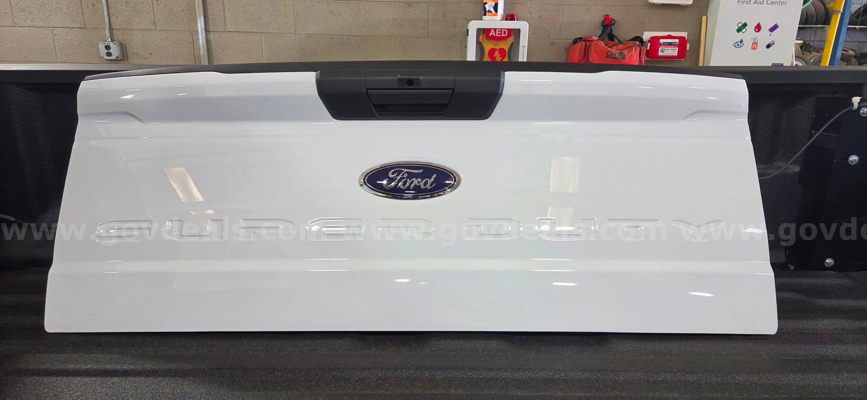 10 White tailgates 10 Black rear bumpers