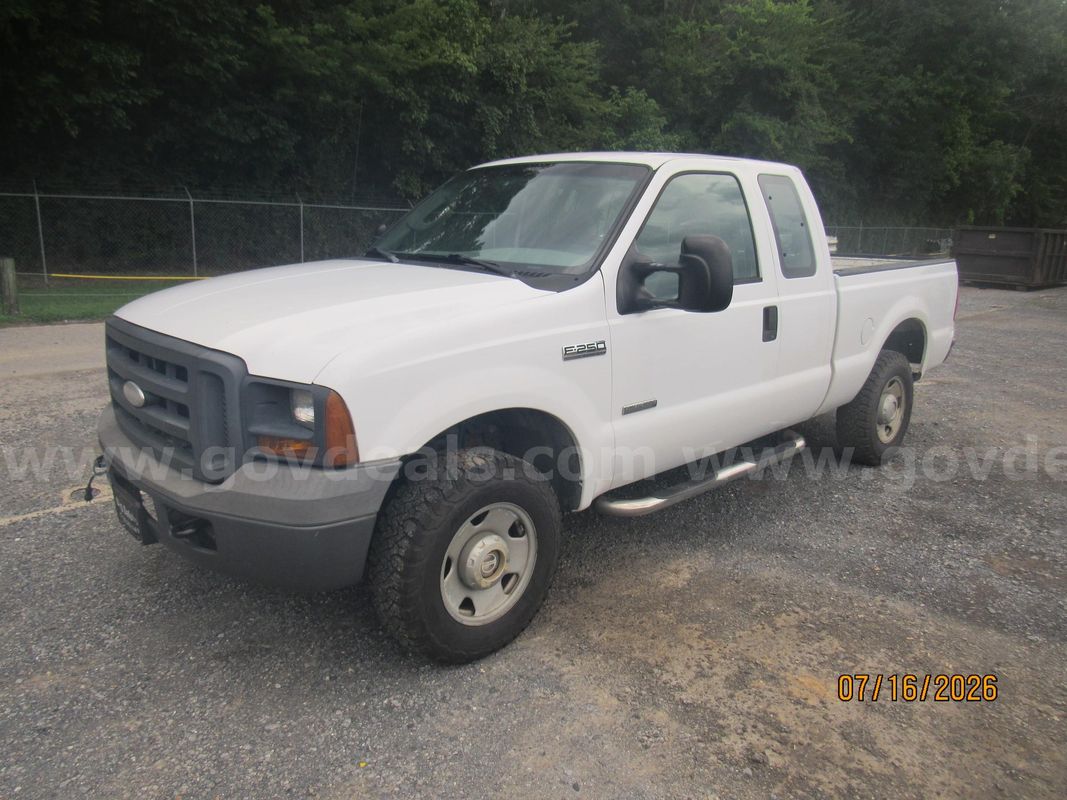 2005 Ford F-250 SD XL SuperCab Long Bed 4WD