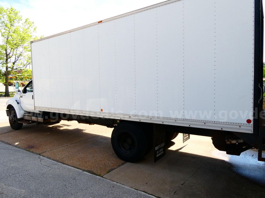 2015 Ford F-750 Box Truck with lift gate