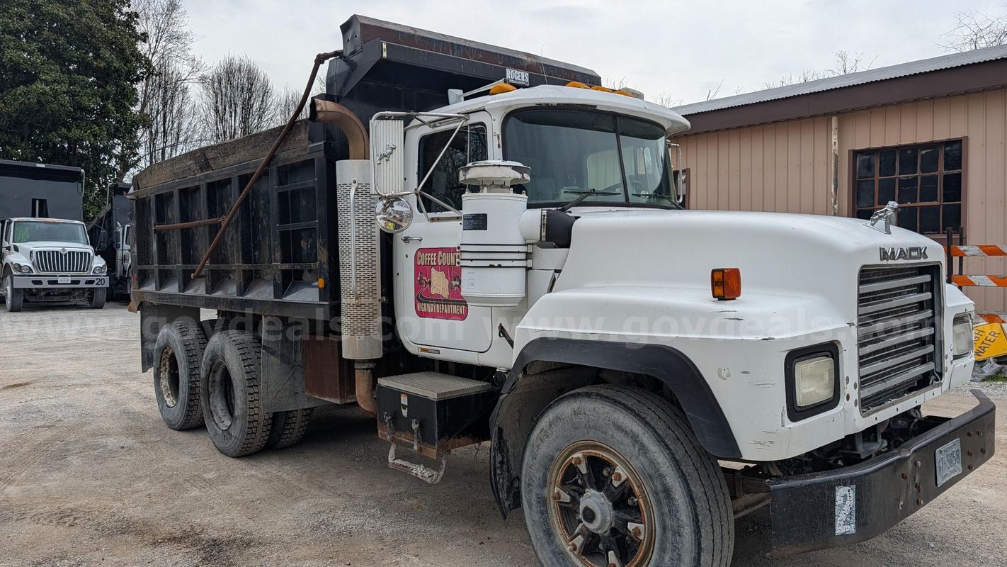 2000 Mack RD690S