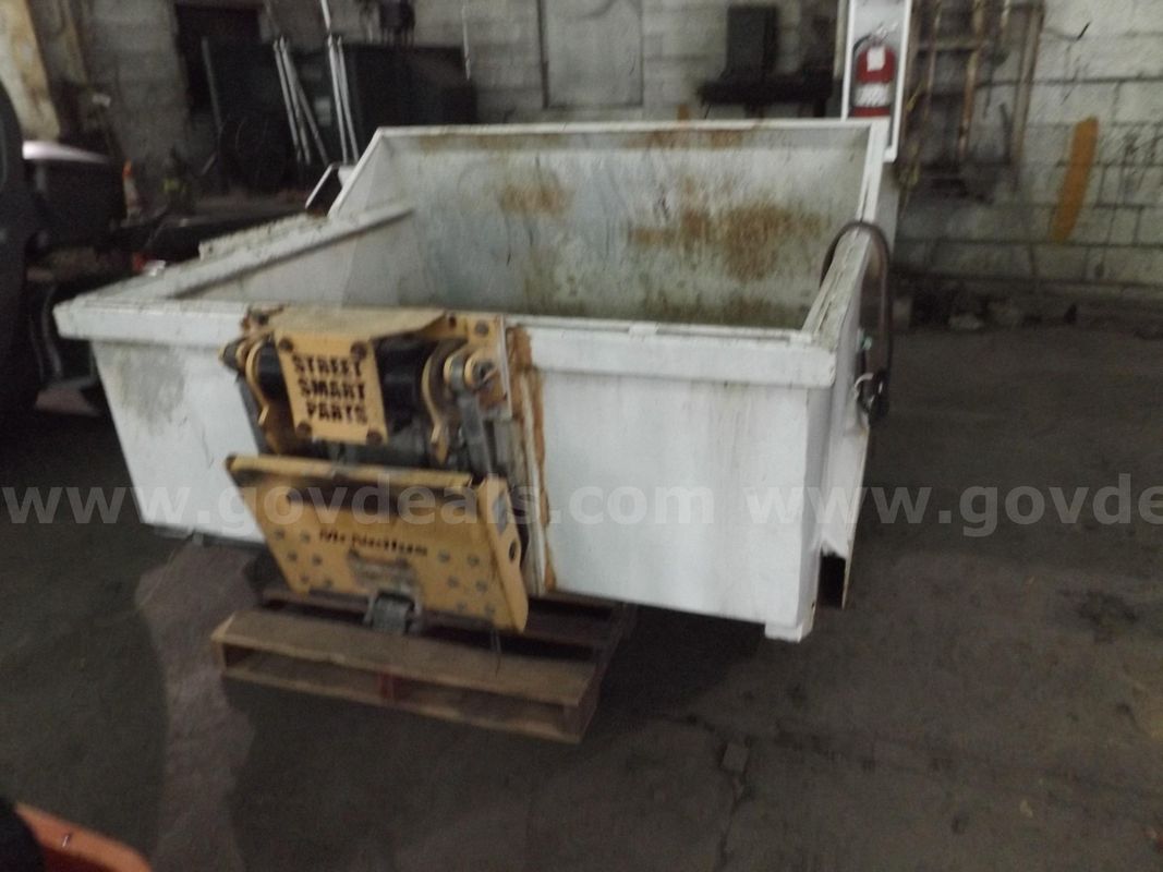 Front Loader Roll Cart Dumper With McNeilus Tipper
