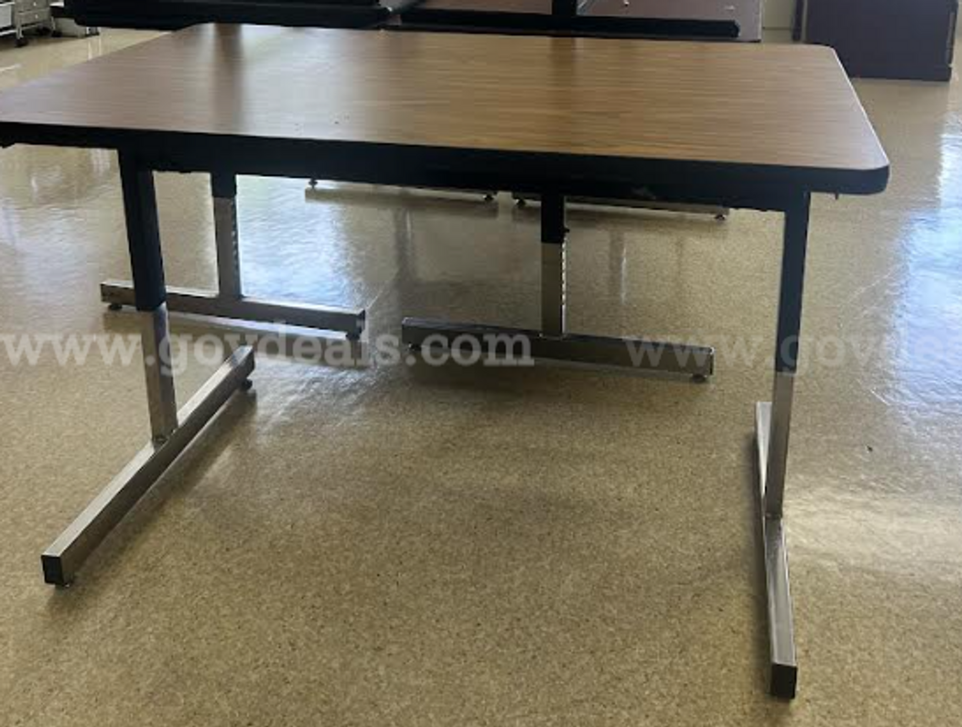 32 Rectangular Tables