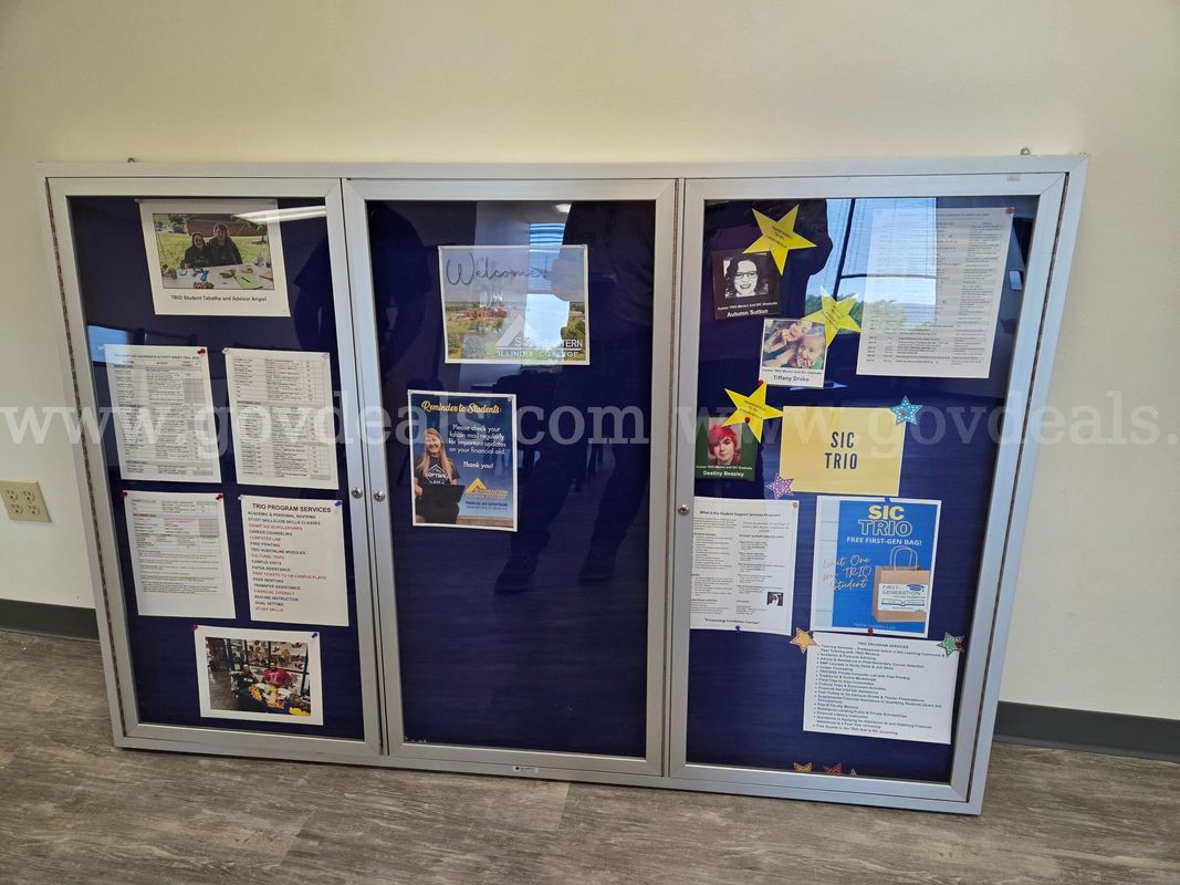 6'x4' Locking Wall-Mounted 3-Panel Display Cabinet