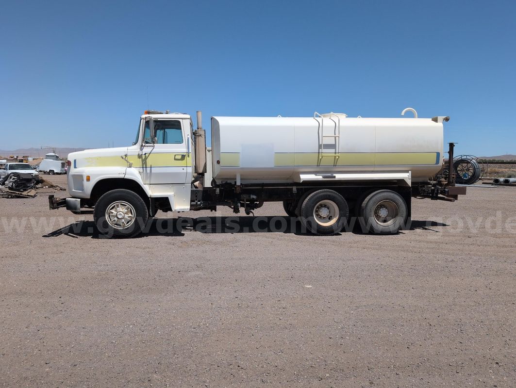 1986 Ford LTS9000 water truck