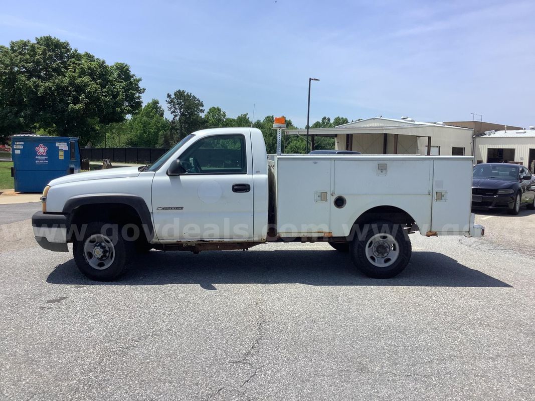2003 Chevrolet Silverado 2500HD Utility Body 2WD