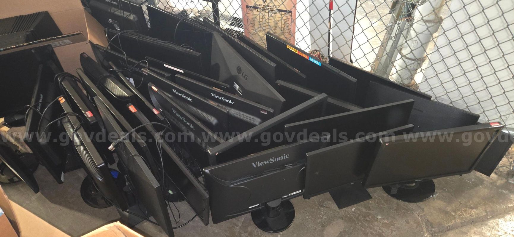 Lot of 40+ Monitors (Multiple brands - Viewsonic, LG, Samsung etc)
