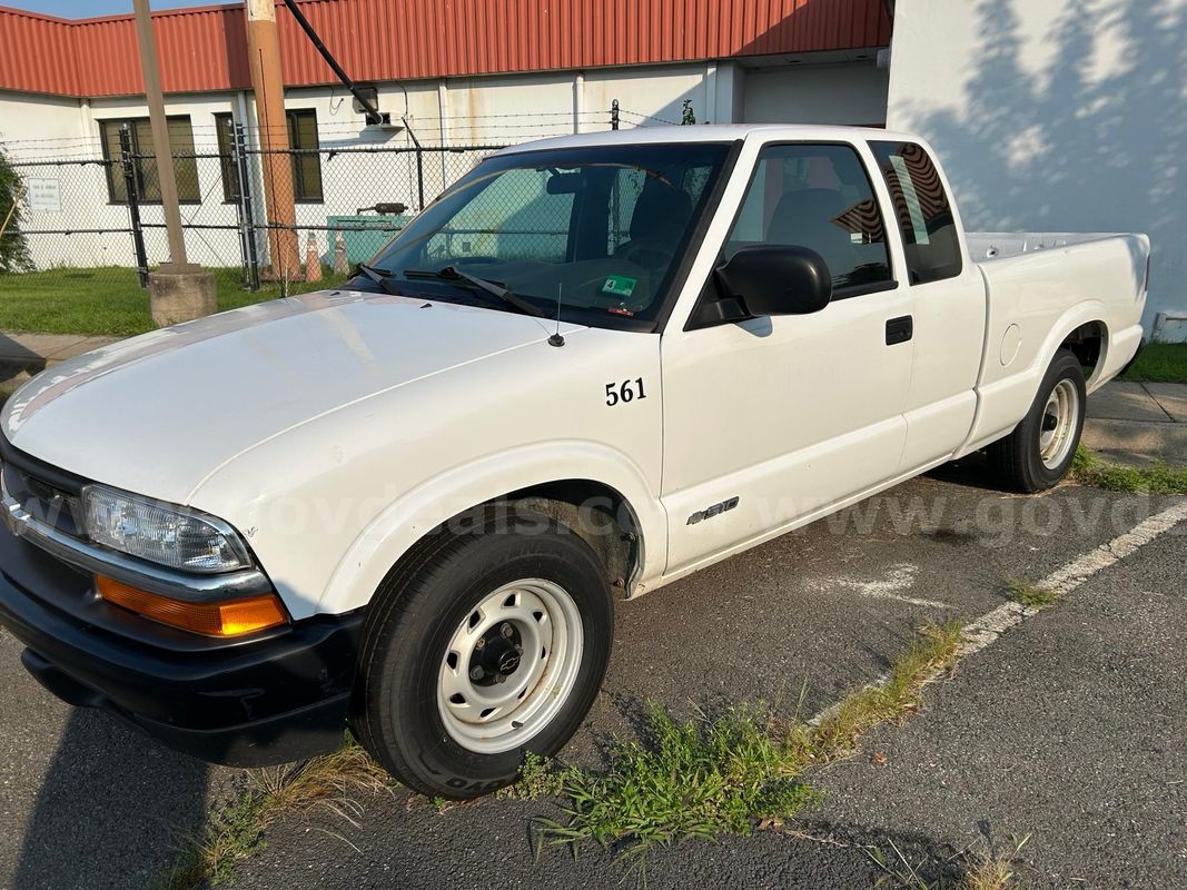 2002 Chevrolet S10 Pickup *very low miles*
