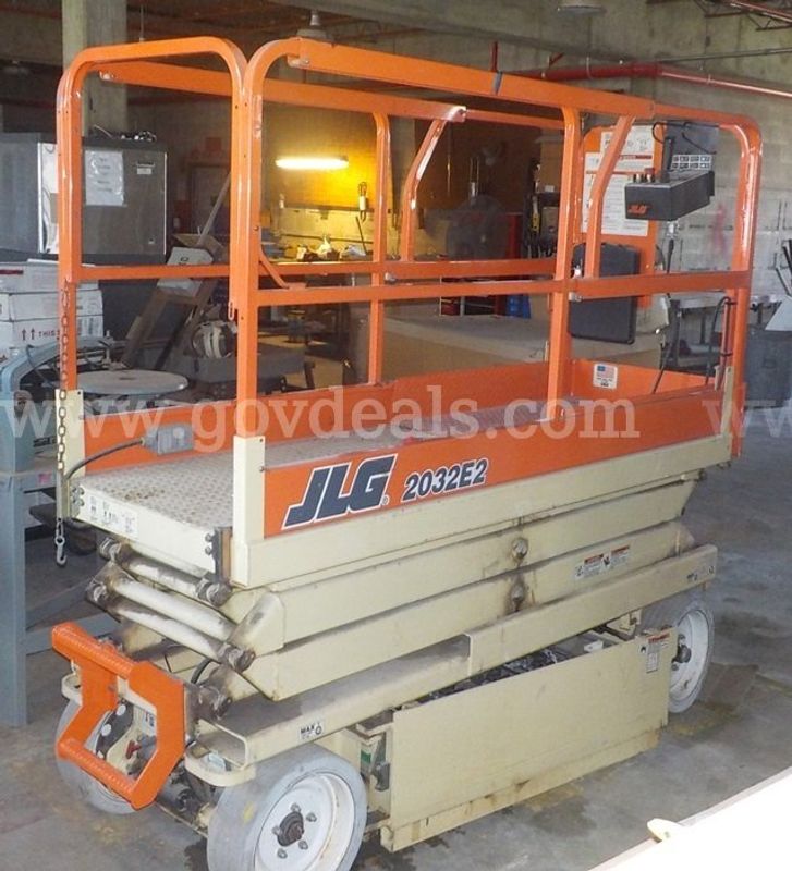 JLG Scissor Lift - Model: 2032-E2