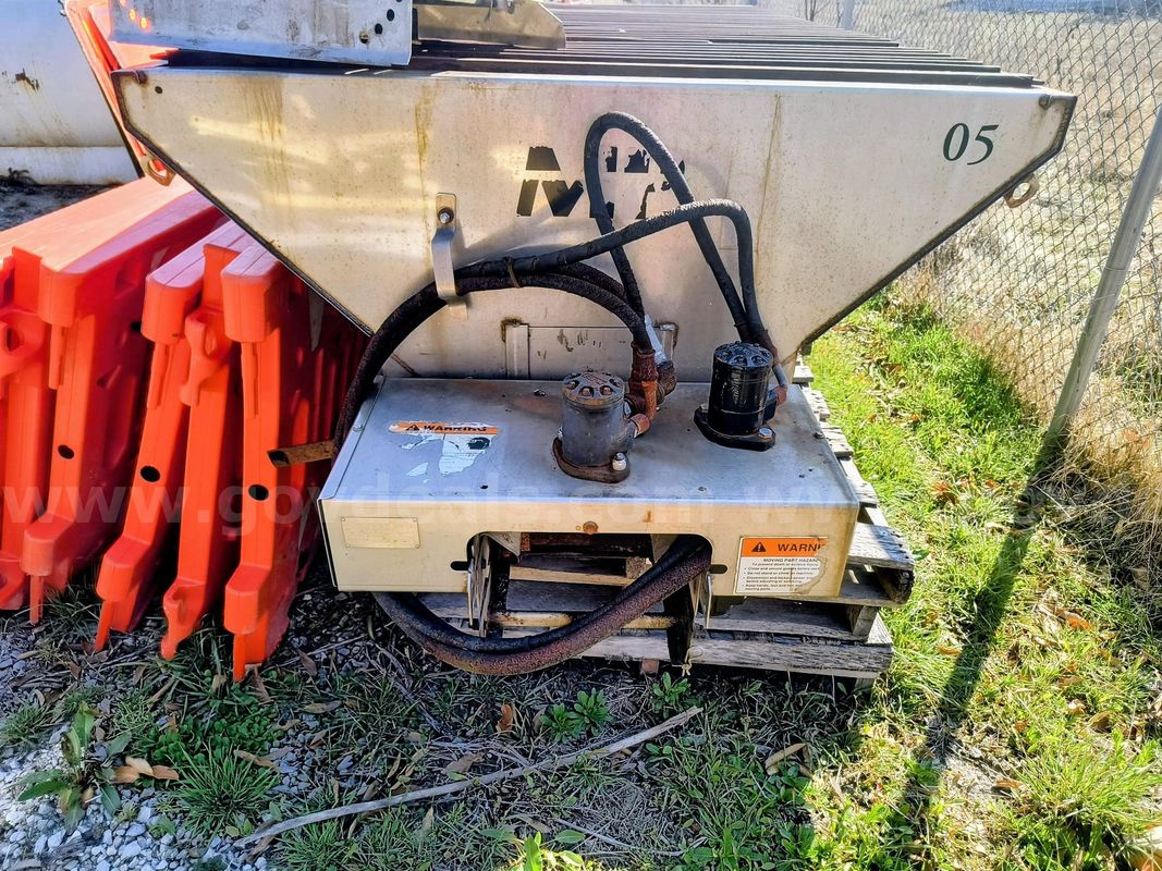 Salt spreader, hydraulically operated