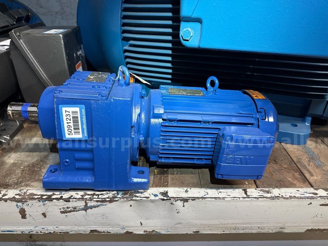 SEW-EURODRIVE R74 D/R100LM4 Helical Gearmotor