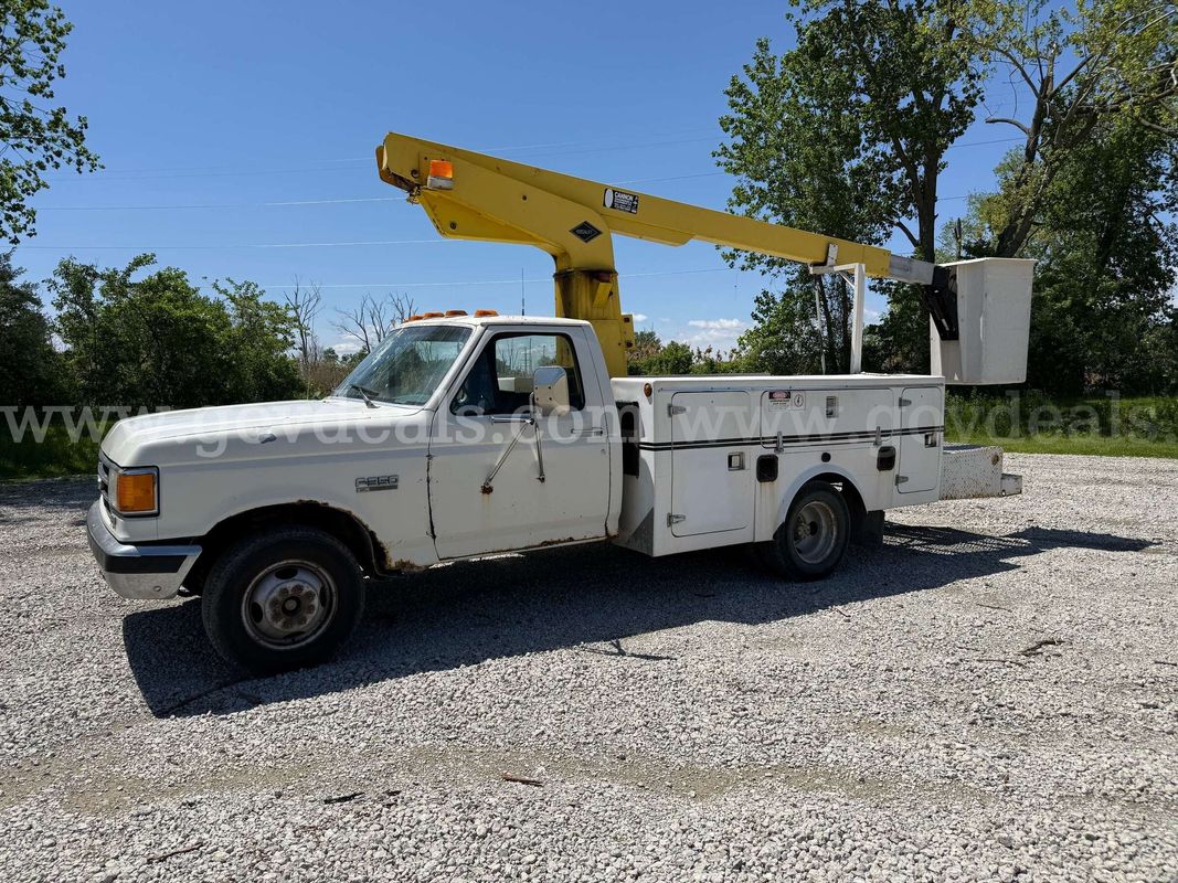 1990 Ford F-350 Bucket Truck Reg. Cab DRW 2WD